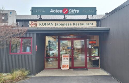 湖畔レストランの入り口は湖側では無くて国道側になる。