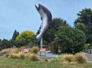 Rakaiaの町にあるBigサーモンのモニュメント 