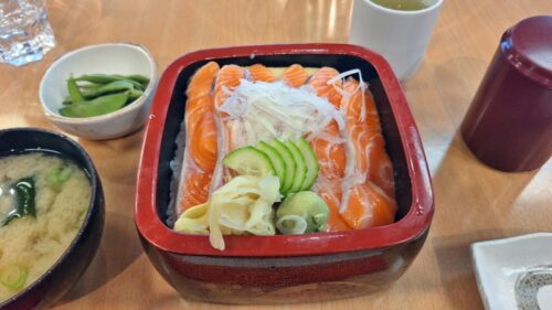 湖畔レストランの噂のサーモン丼