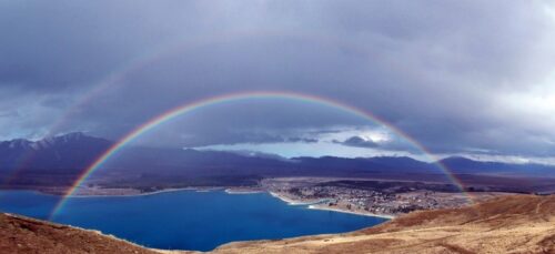 テカポのマウントジョン山頂から2重に架かる虹を見下ろせた。