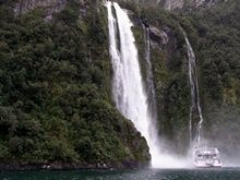 ミルフォードサウンド　スターリングの滝