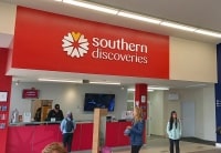 サザン・ディスカバリー社のミルフォードサウンドビジターセンター内チェックインカウンター