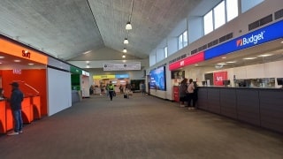 クイーンズタウン空港内のレンタカー受付カウンター