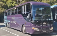 ピュア・ミルフォード日帰りバスツアー使用大型バス