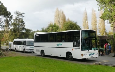 テアナウのDOCオフィス前に停まっているトラックネットのバス