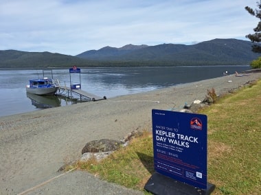 ケプラートラック向け水上タクシーテアナウ湖畔の乗り場