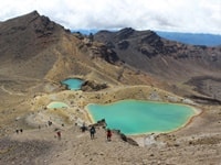 トンガリロ・アルパイン・クロッシングレッド・クレーターの急な下り坂