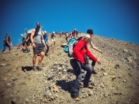 レッドクレーターからの急な滑りやすい下り