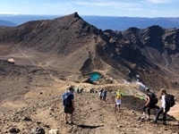 トンガリロ・アルパイン・クロッシングレッドクレイターからブルーレイクへの急な滑りやすい坂道