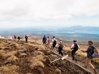 トンガリロ・アルパイン・クロッシング歩いている人たち