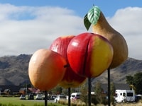 巨大フルーツ・モニュメント